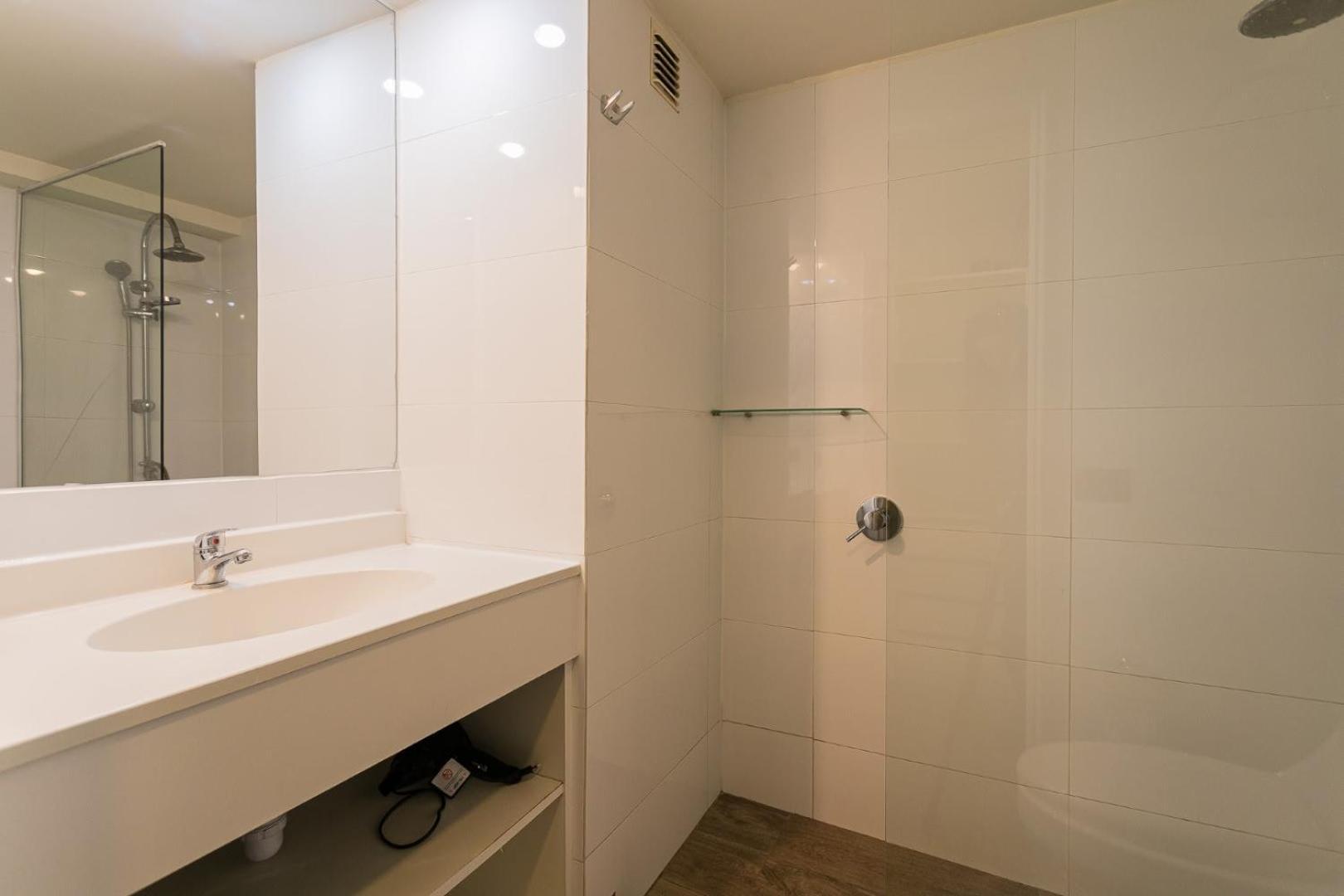 Discover Condes 2d2b Ideal For 4 People